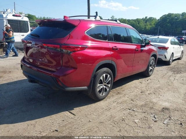 2022 TOYOTA HIGHLANDER XLE 4