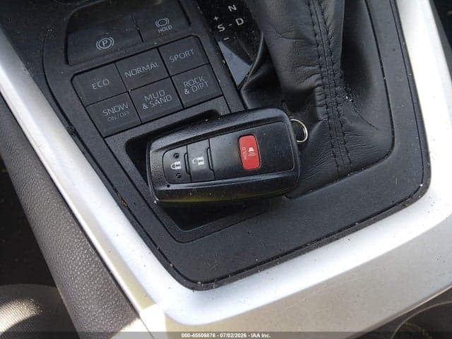 2019 TOYOTA RAV4 XLE 11
