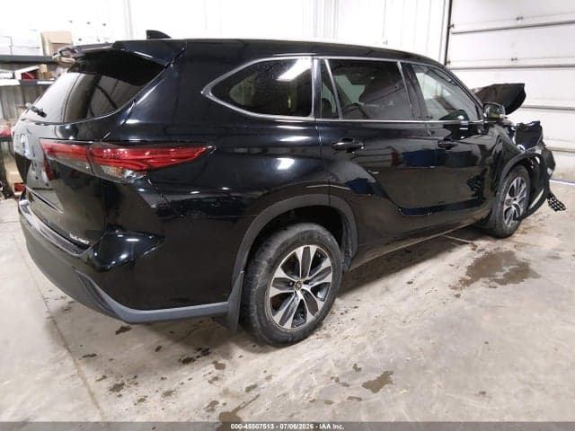 2022 TOYOTA HIGHLANDER XLE 4