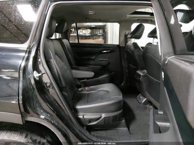 2022 TOYOTA HIGHLANDER XLE 8