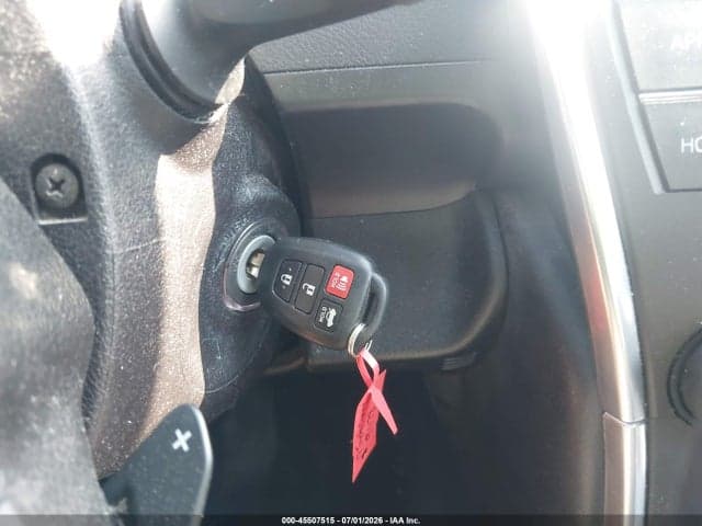 2017 TOYOTA CAMRY SE 11