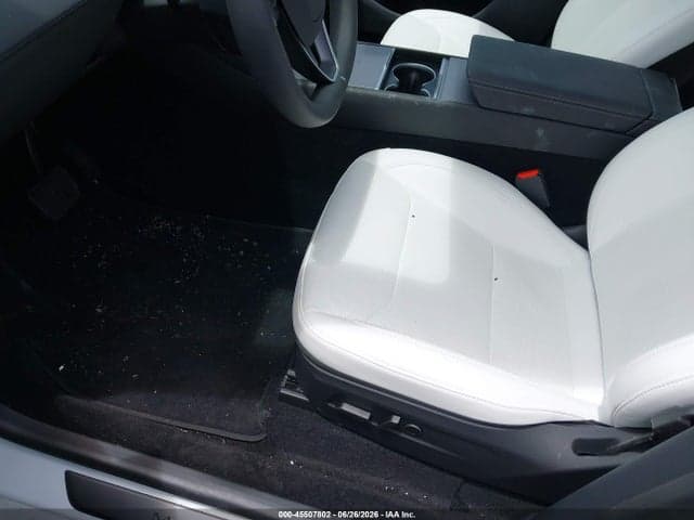 2026 TESLA MODEL Y 6
