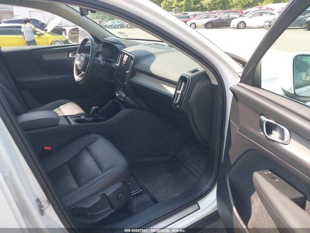 2025 VOLVO XC40 B5 CORE BRIGHT THEME 5