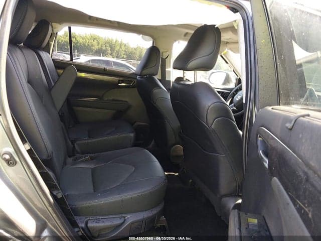 2025 TOYOTA HIGHLANDER PLATINUM 8