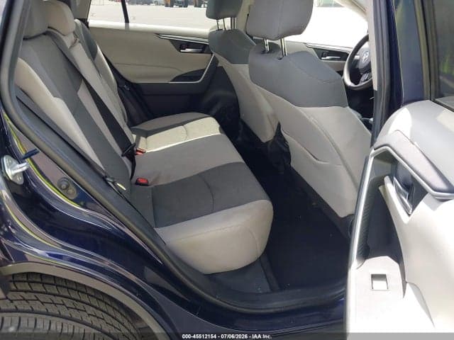 2020 TOYOTA RAV4 XLE 8