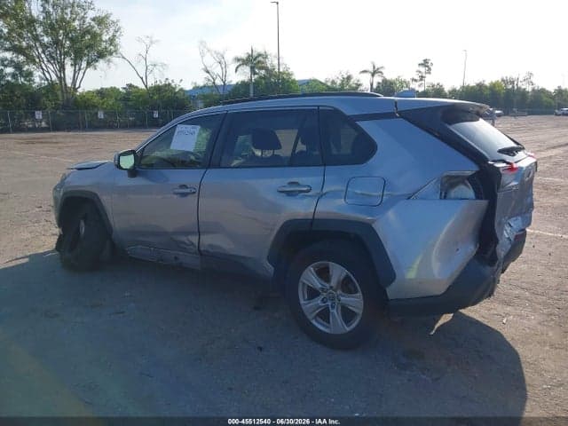 2020 TOYOTA RAV4 XLE 3