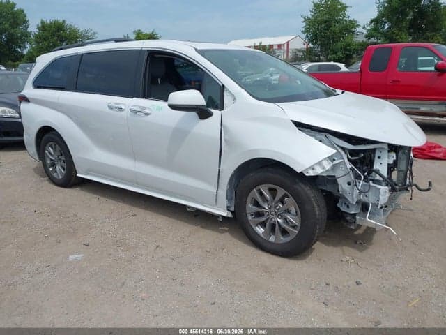 2026 TOYOTA SIENNA XLE
