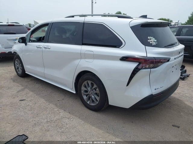 2026 TOYOTA SIENNA XLE 3