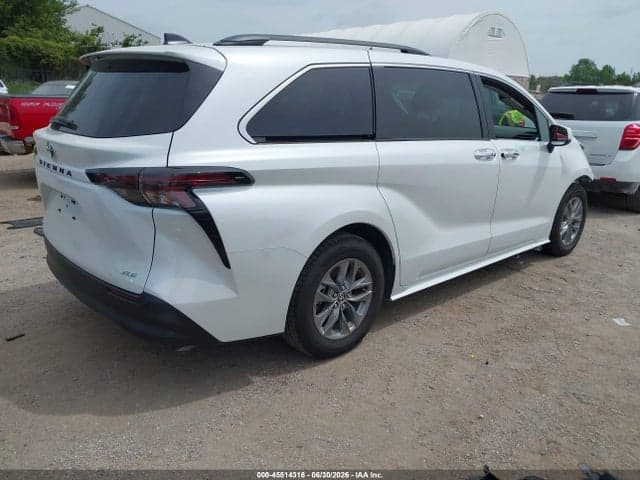 2026 TOYOTA SIENNA XLE 4