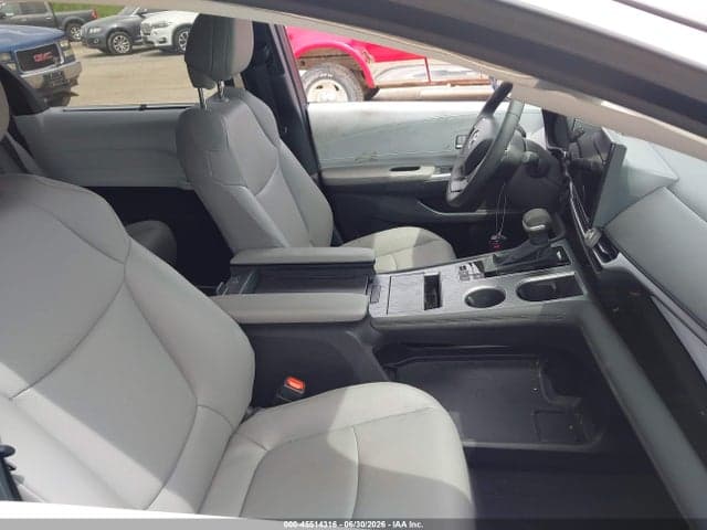 2026 TOYOTA SIENNA XLE 5