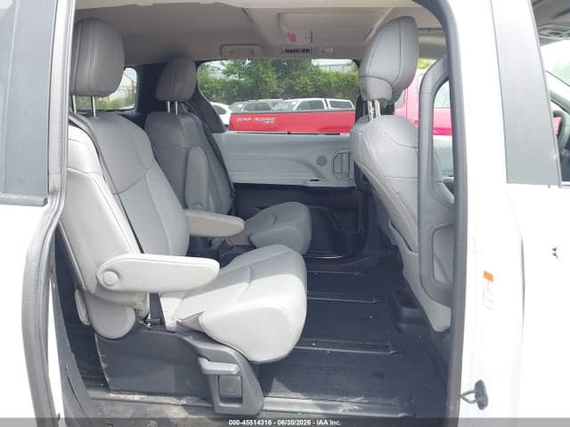 2026 TOYOTA SIENNA XLE 8