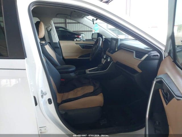 2020 TOYOTA RAV4 LE 5