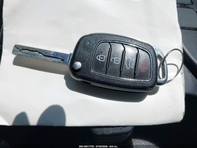 2017 HYUNDAI SANTA FE SE 11