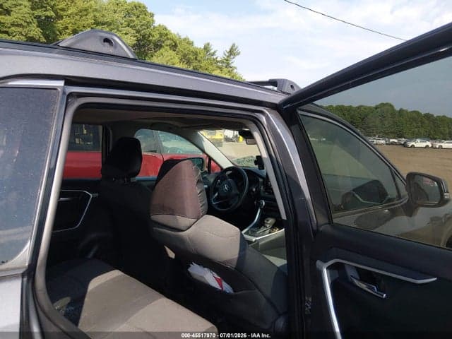 2022 TOYOTA RAV4 XLE 8