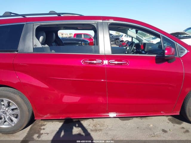 2026 TOYOTA SIENNA XLE 13