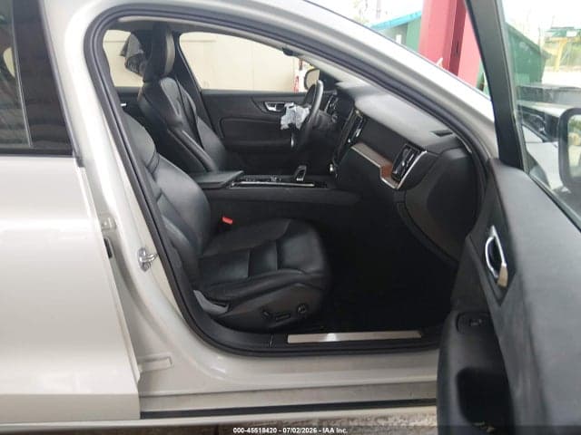 2022 VOLVO S60 B5 MOMENTUM 5