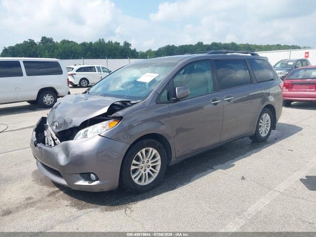 2017 TOYOTA SIENNA XLE PREMIUM 8 PASSENGER 2