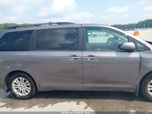 2017 TOYOTA SIENNA XLE PREMIUM 8 PASSENGER 13