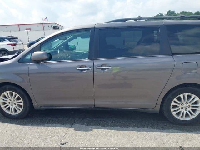 2017 TOYOTA SIENNA XLE PREMIUM 8 PASSENGER 14