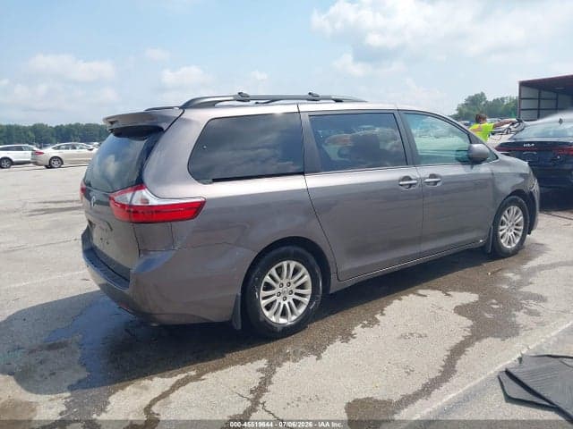 2017 TOYOTA SIENNA XLE PREMIUM 8 PASSENGER 4