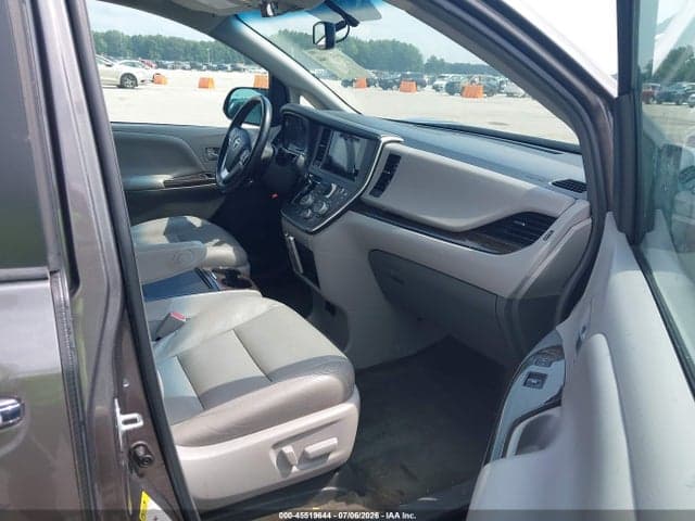 2017 TOYOTA SIENNA XLE PREMIUM 8 PASSENGER 5