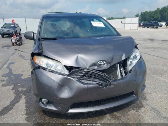 2017 TOYOTA SIENNA XLE PREMIUM 8 PASSENGER 6
