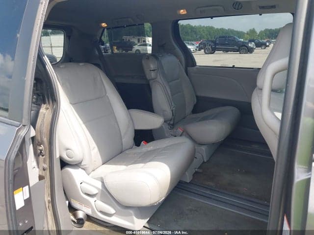 2017 TOYOTA SIENNA XLE PREMIUM 8 PASSENGER 8