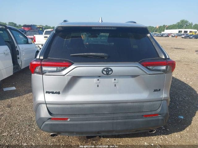 2020 TOYOTA RAV4 XLE 16
