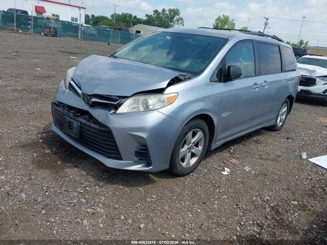 2018 TOYOTA SIENNA LE 8 PASSENGER 2