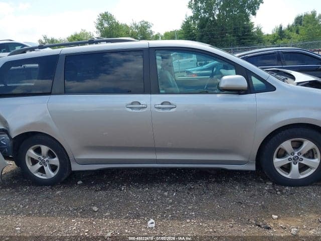 2018 TOYOTA SIENNA LE 8 PASSENGER 13
