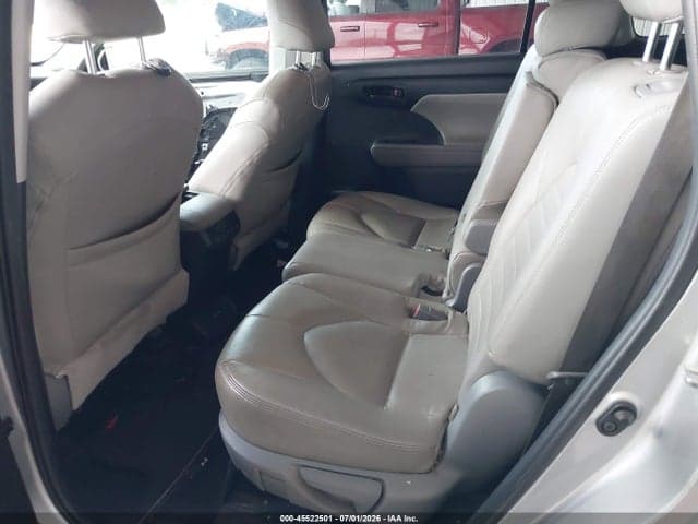 2020 TOYOTA HIGHLANDER LE 8