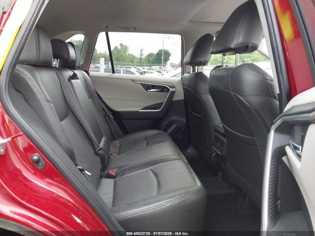 2019 TOYOTA RAV4 XLE 8