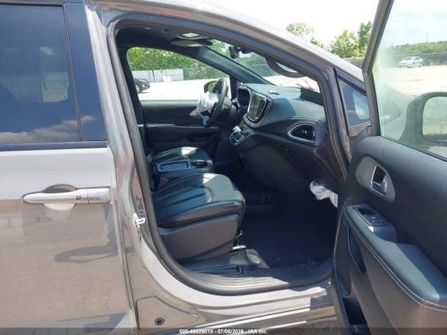 2023 CHRYSLER PACIFICA TOURING L 5