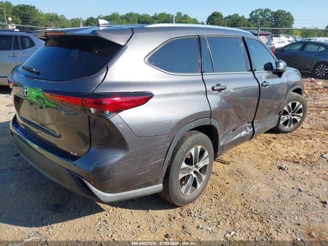 2021 TOYOTA HIGHLANDER XLE 4