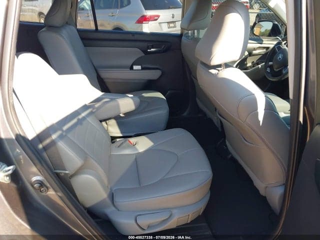 2021 TOYOTA HIGHLANDER XLE 8
