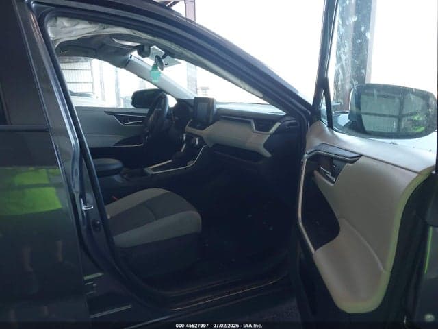 2020 TOYOTA RAV4 XLE 5