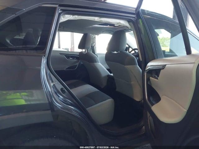 2020 TOYOTA RAV4 XLE 8