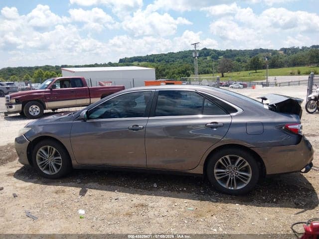 2017 TOYOTA CAMRY SE 14