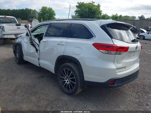 2017 TOYOTA HIGHLANDER SE 3