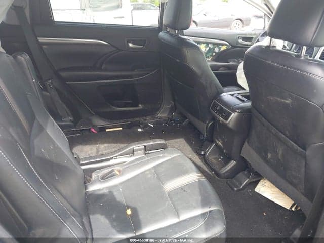 2017 TOYOTA HIGHLANDER SE 8