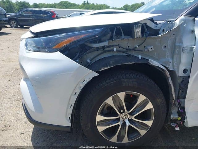 2022 TOYOTA HIGHLANDER XLE 18