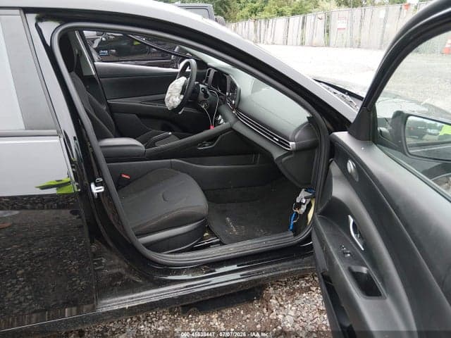 2023 HYUNDAI ELANTRA SE 5