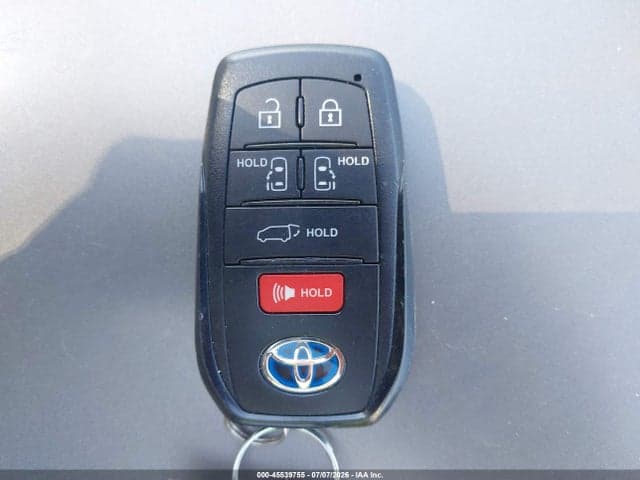 2025 TOYOTA SIENNA PLATINUM 11