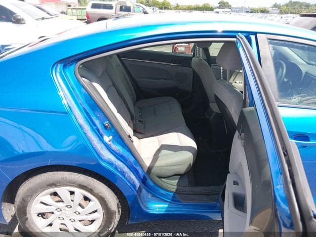 2018 HYUNDAI ELANTRA SE 8