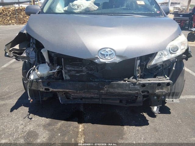 2017 TOYOTA SIENNA XLE 8 PASSENGER 6