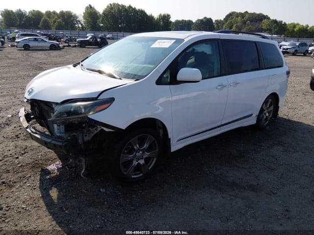 2017 TOYOTA SIENNA SE PREMIUM 8 PASSENGER 2