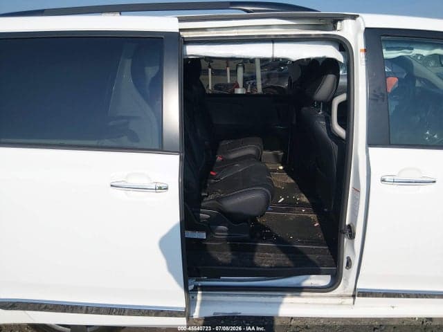 2017 TOYOTA SIENNA SE PREMIUM 8 PASSENGER 8