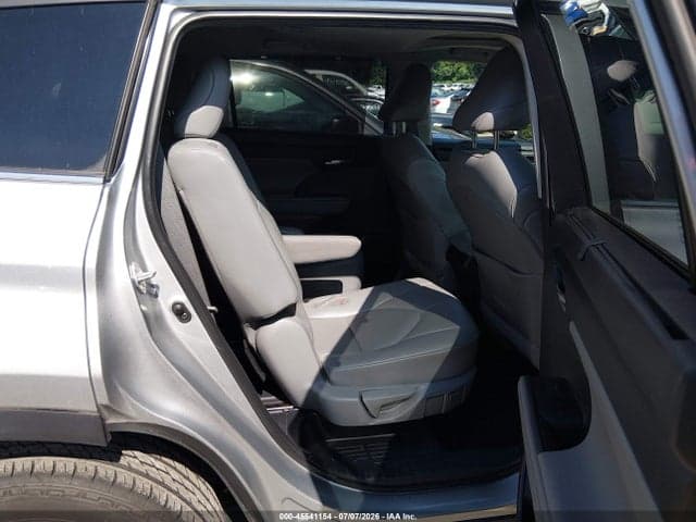 2021 TOYOTA HIGHLANDER XLE 8