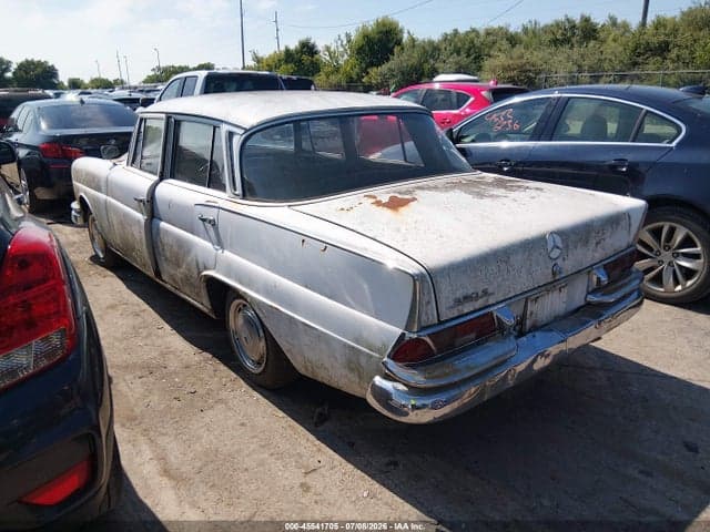1961 MERCEDES-BENZ C220 3