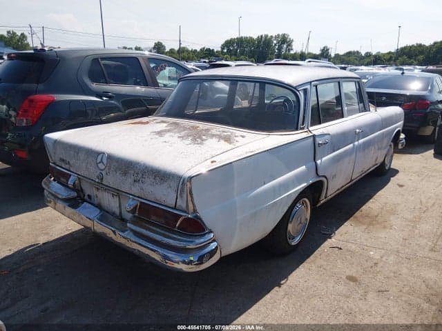 1961 MERCEDES-BENZ C220 4